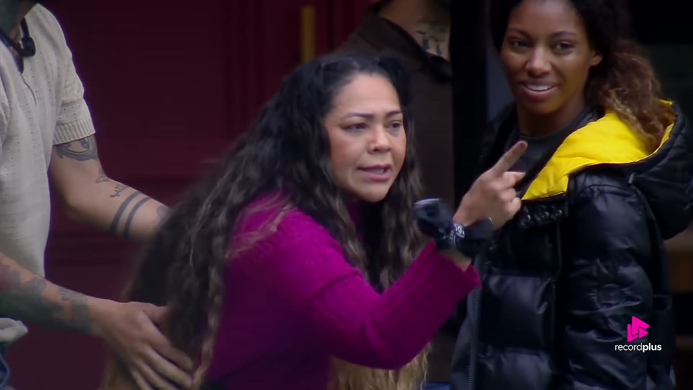 Darlin Ferrattry discute apontando o dedo durante a briga com Giovanna em A Fazenda 18