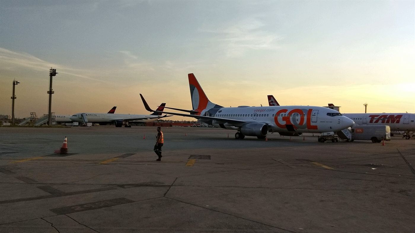 Avião da Gol em pátio de aeroporto, companhia usada no transporte de órgãos para transplante em Goiás