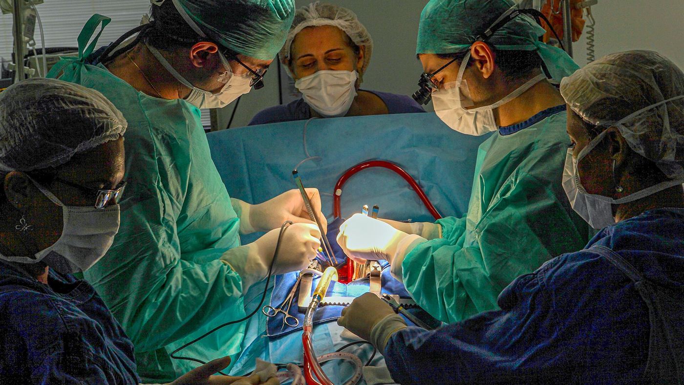 Equipe médica em cirurgia de transplante de órgão, etapa semelhante à retirada dos rins do bebê doador de Goiás