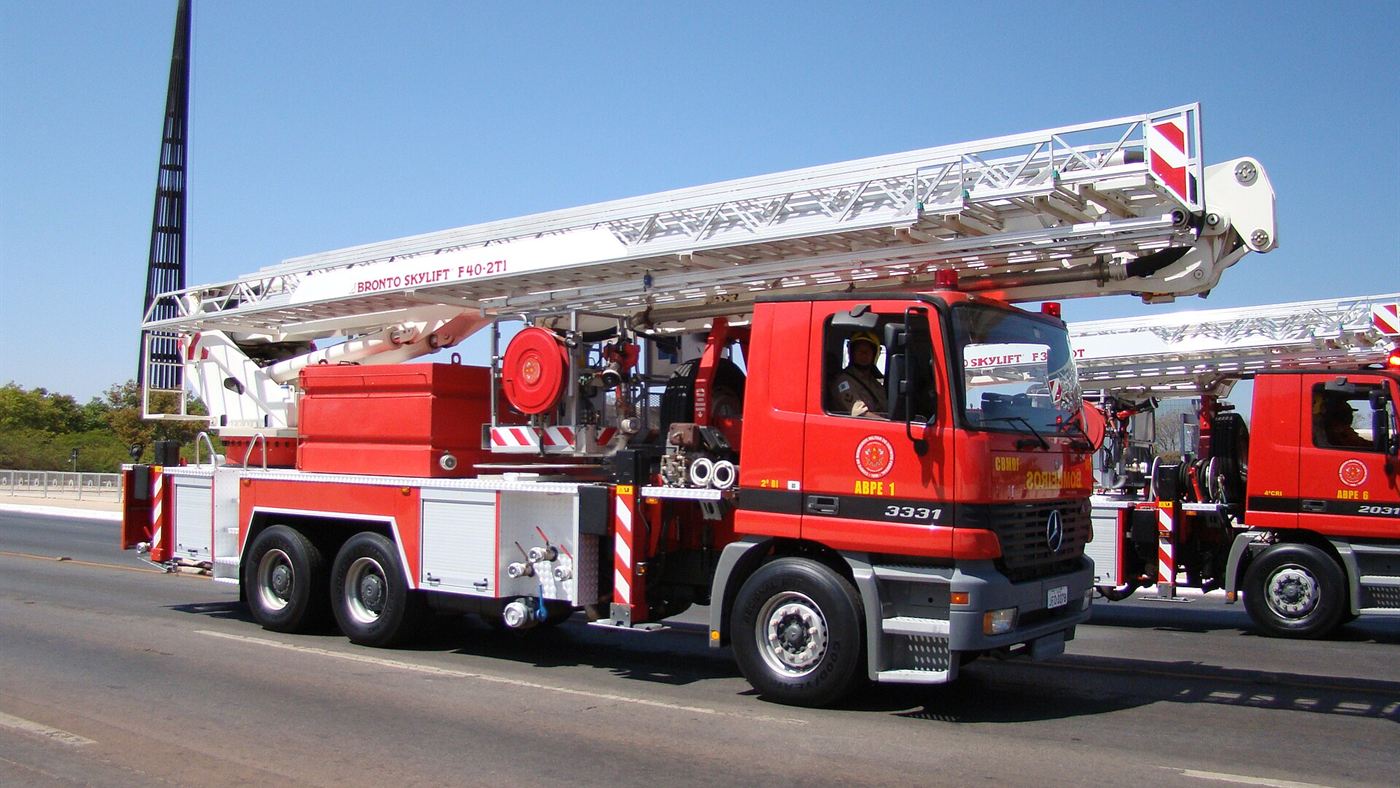 Caminhão do Corpo de Bombeiros, corporação responsável pelo resgate da égua em Marília