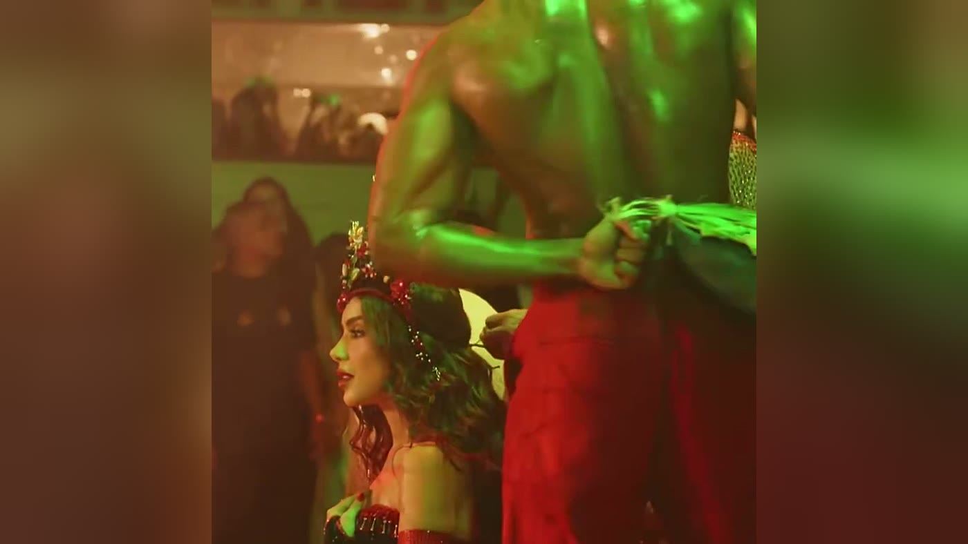 Eloína dos Leopardos observa Anitta sendo coroada rainha de bateria da Grande Rio