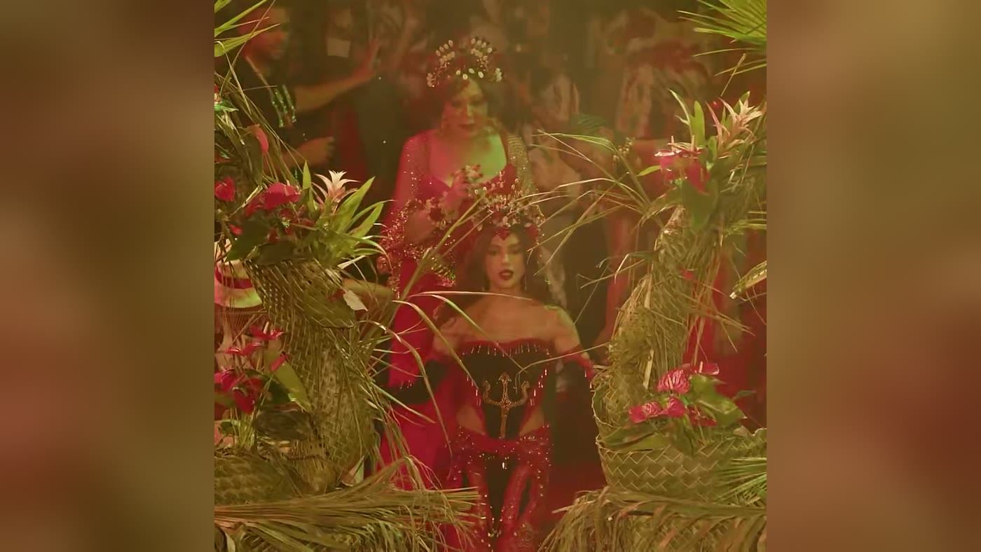 Eloína dos Leopardos ao lado de Anitta durante a coroação de rainha de bateria da Grande Rio