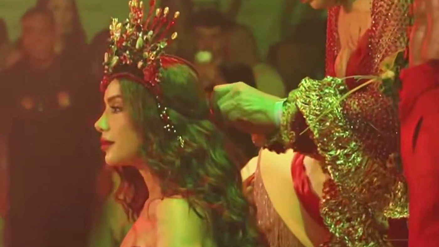 Eloína dos Leopardos coloca a coroa de rainha de bateria na cabeça de Anitta na Grande Rio