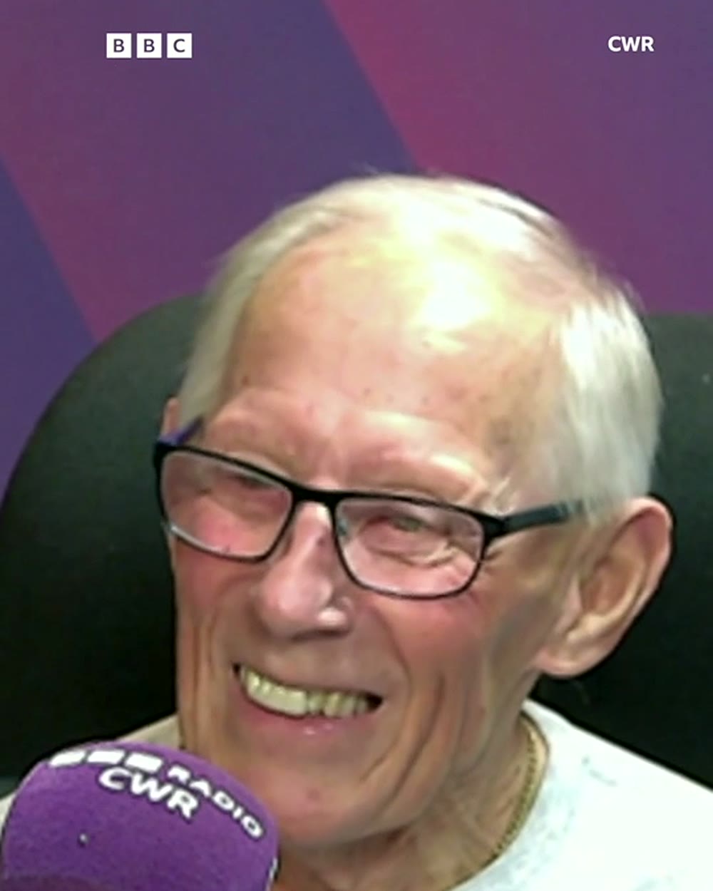 Eric Edwards, de 91 anos, sorri durante entrevista à BBC News sobre seu trabalho no McDonald's