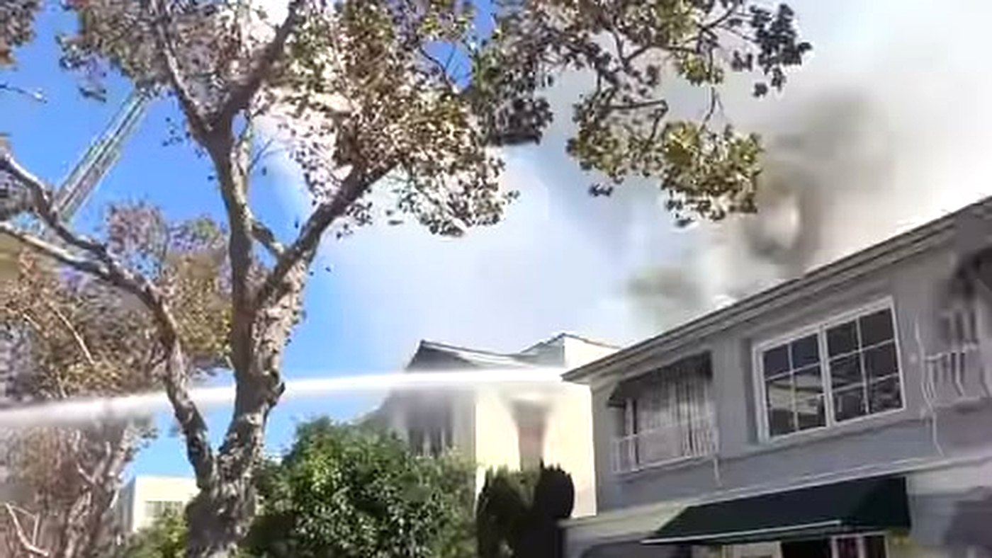 Caminhão do Corpo de Bombeiros combate incêndio na casa de Erik Marmo em Los Angeles