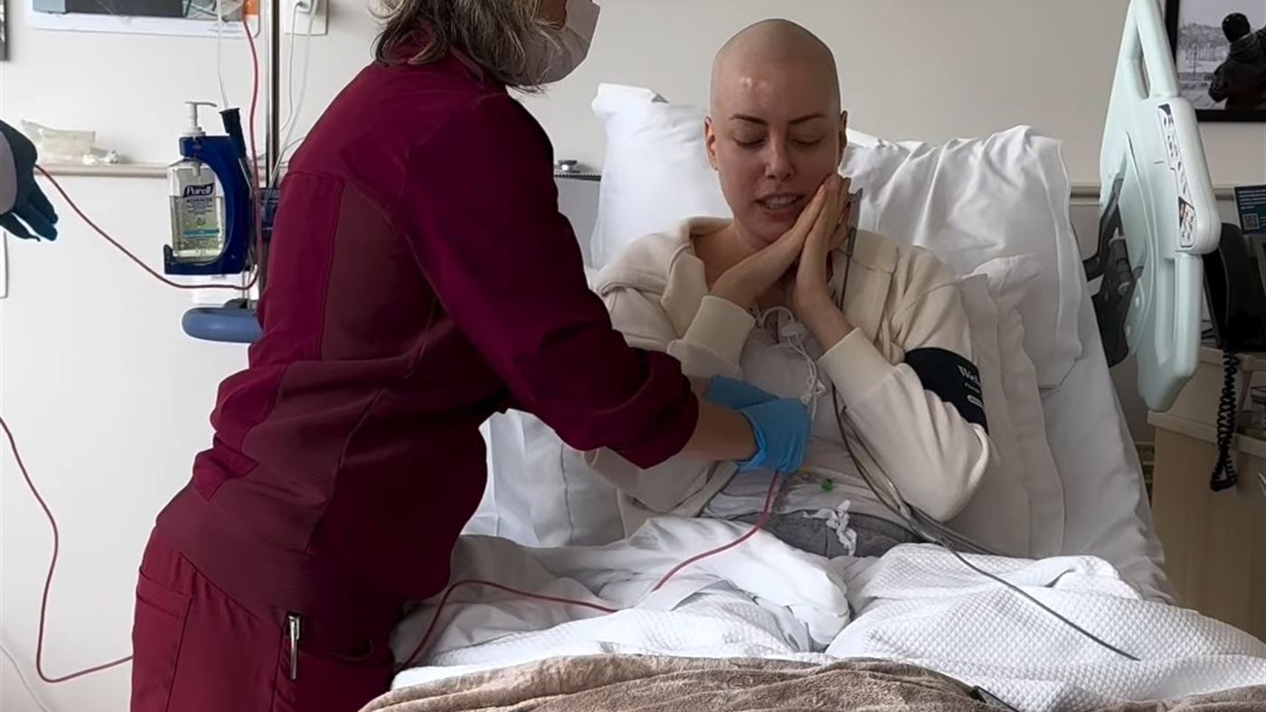 Fabiana Justus recebe cuidados de uma enfermeira no dia do transplante de medula óssea, em março de 2024