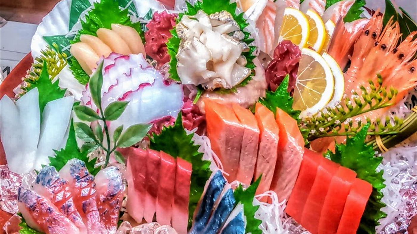 Sashimi de peixe cru servido em prato tradicional japonês