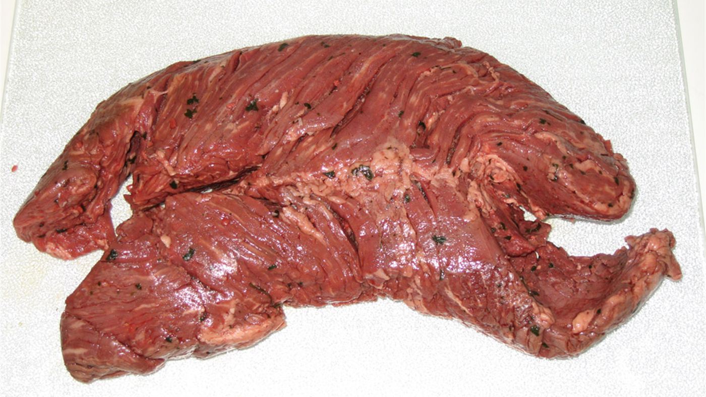 Carne bovina crua temperada, pronta para ser embalada e guardada na geladeira