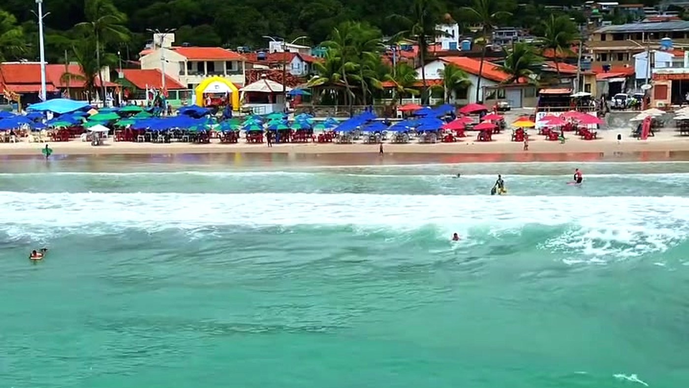 Vista aérea da Praia de Gaibu, no Cabo de Santo Agostinho, com quiosques e banhistas na água