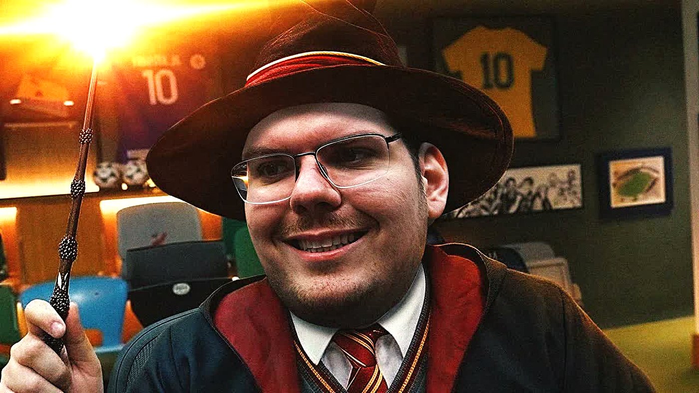Arte de divulgação do corte de Casimiro reagindo ao trailer de Harry Potter, com o apresentador de capa e chapéu de bruxo na montagem do canal