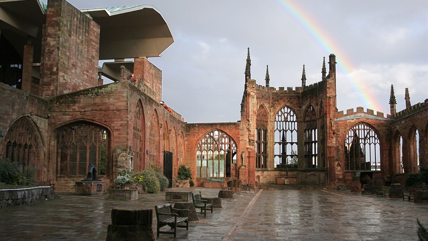 Ruínas históricas da Catedral de Coventry, cidade inglesa onde fica o McDonald's de Eric Edwards