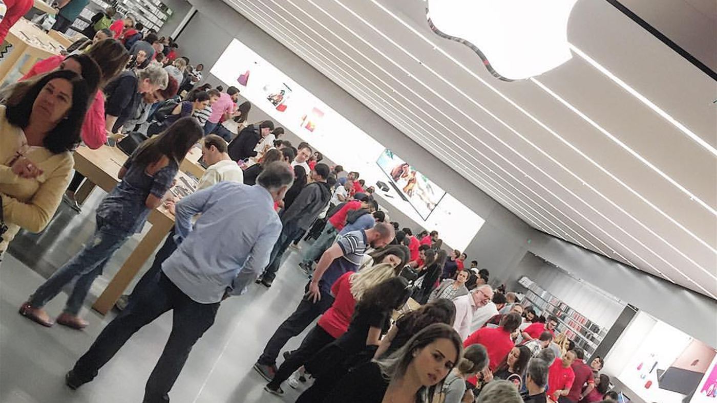 Loja da Apple cheia de clientes em dia de lançamento de novo iPhone