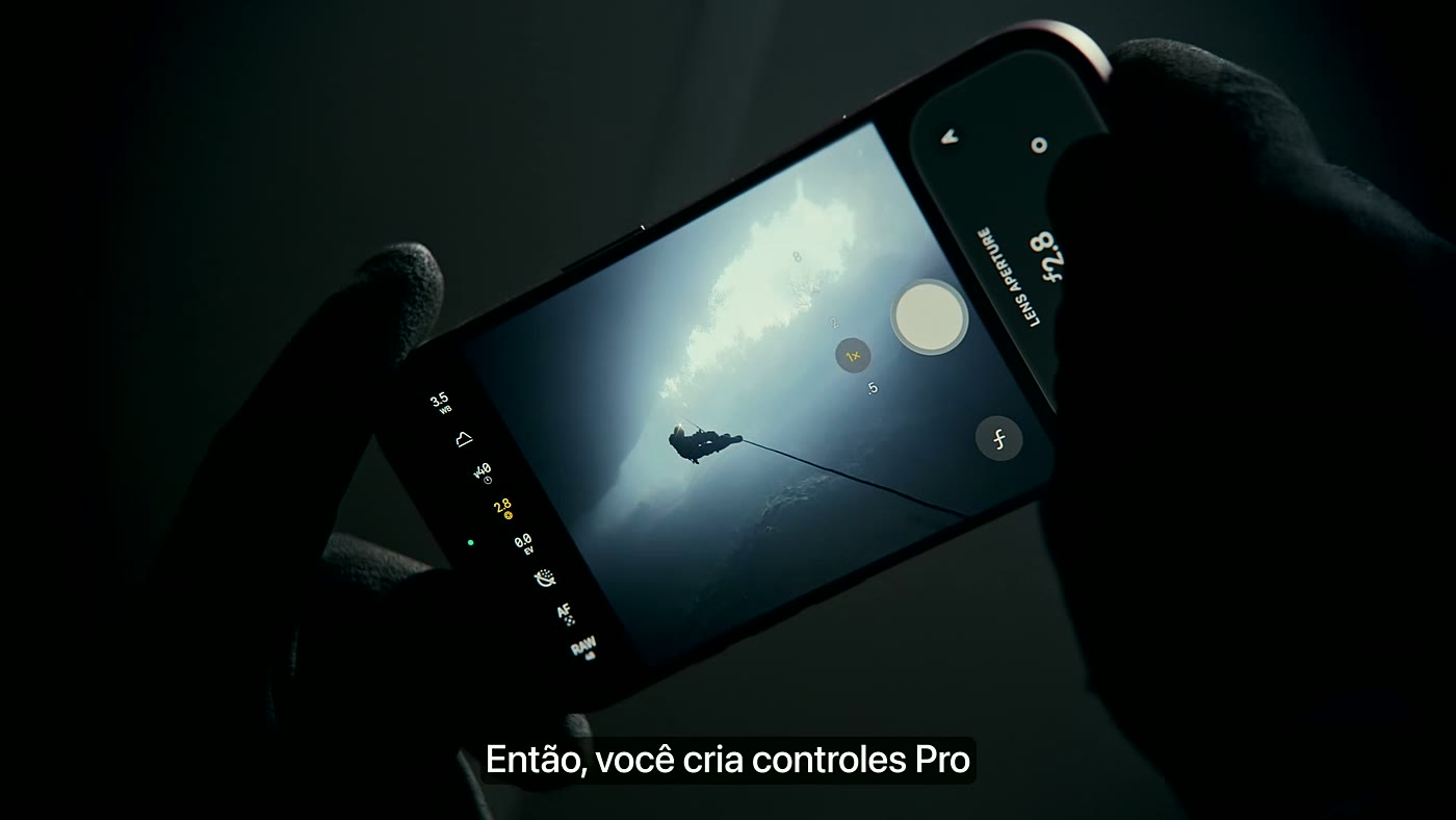 iPhone 18 Pro em mãos mostrando no visor os controles Pro de abertura variável da câmera