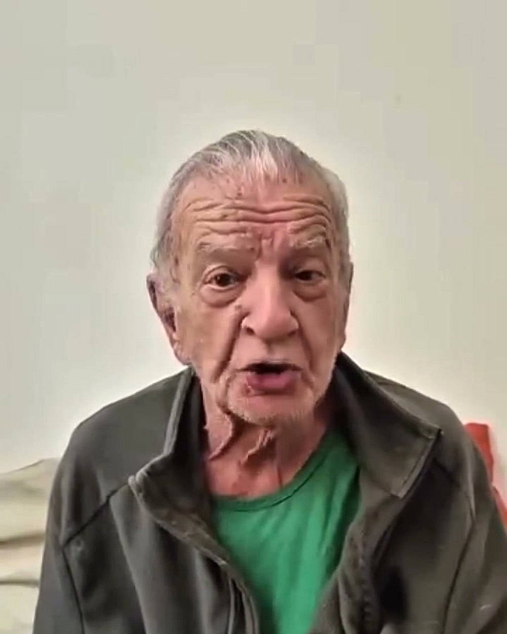Torcedora veste a camisa do Atlético-MG ao gravar seu recado para o vídeo joelho melhor que Neymar