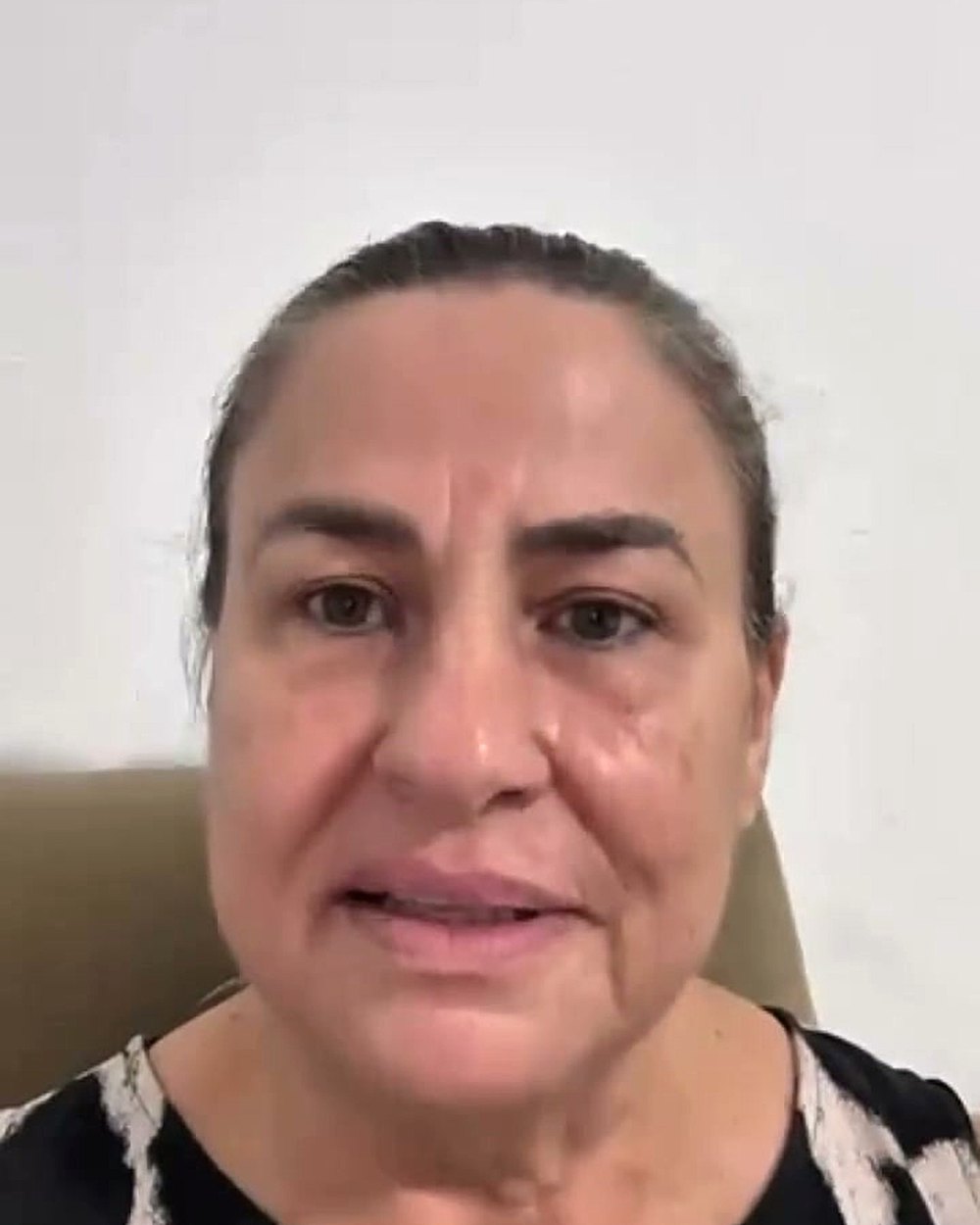 Torcedora mais velha grava seu recado em casa para o vídeo joelho melhor que Neymar