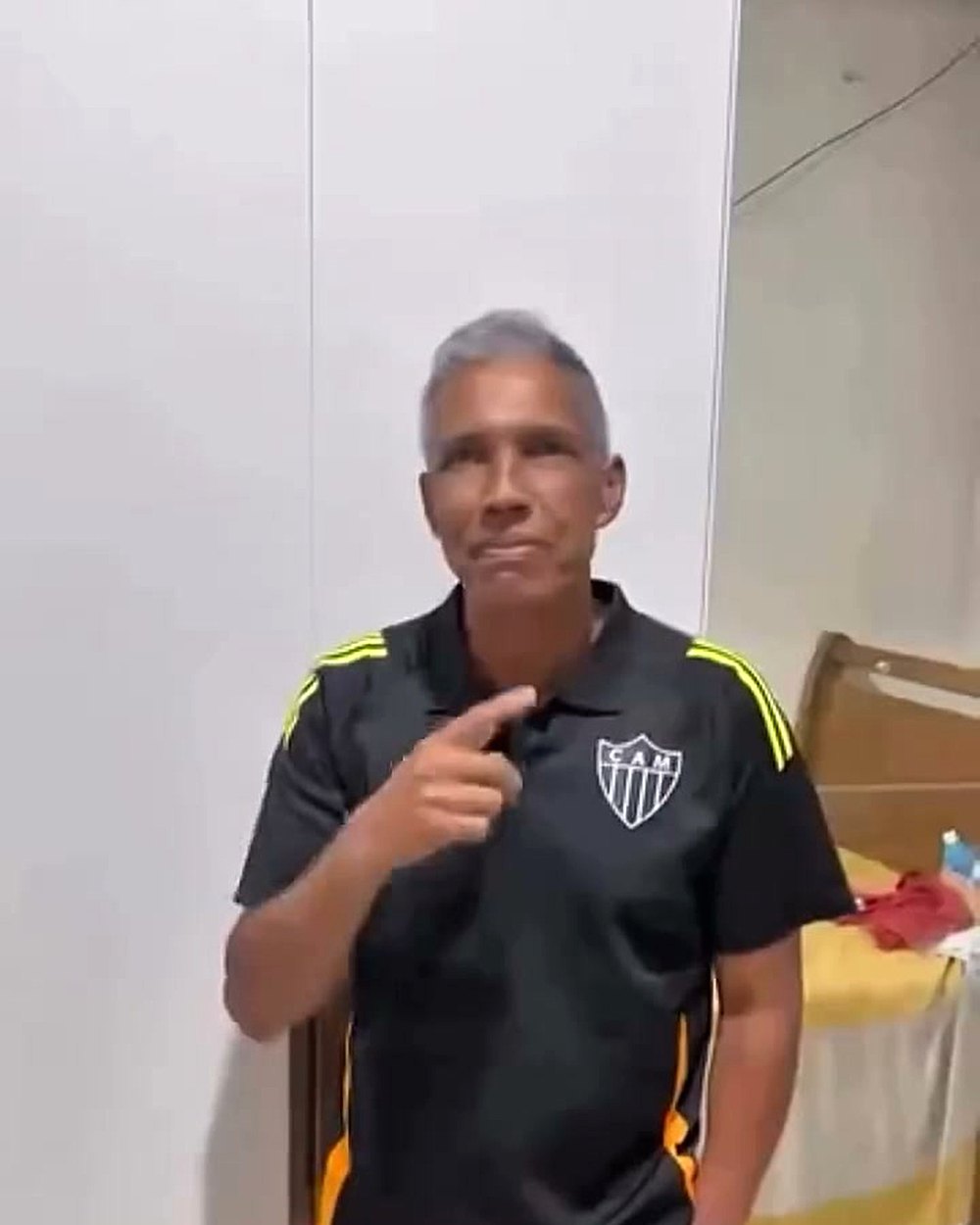 Cena do vídeo viral: joelho melhor que neymar