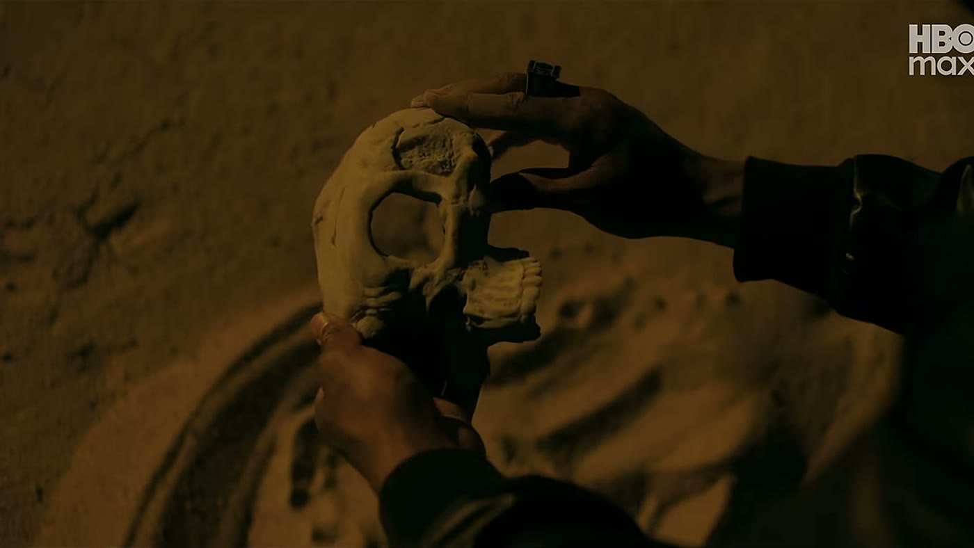Mãos seguram um crânio encontrado, cena do trailer de Lanternas que reforça o mistério da morte de Hal Jordan