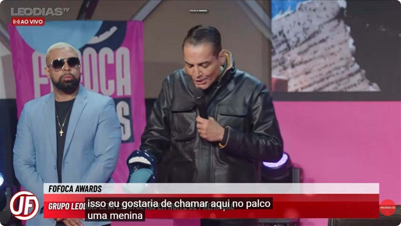 Alexia alcantarino: leo Dias no palco do Fofoca Awards no instante em que chama a sucessora leo dias sucessora