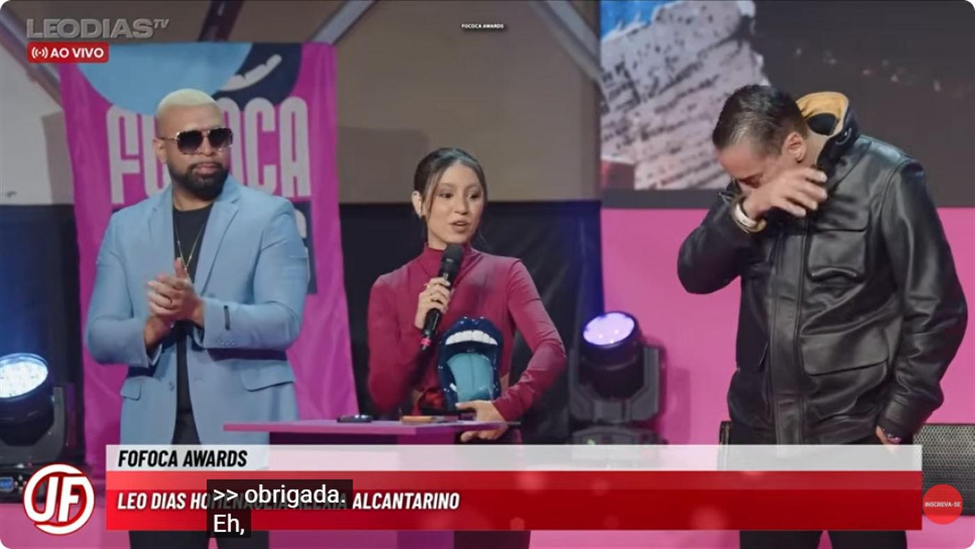 Alexia Alcantarino no palco ao lado de Leo Dias no Fofoca Awards