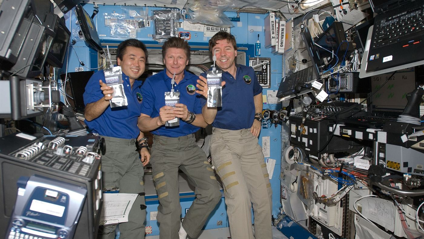 Astronautas bebem água reciclada na Estação Espacial Internacional, a mesma tecnologia citada no estudo da cidade lunar sem água