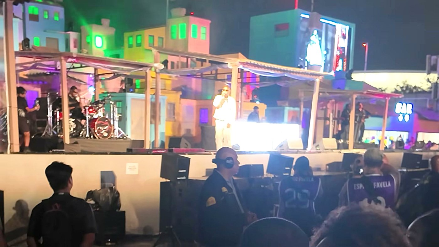 Palco do Espaço Favela no Rock in Rio 2026 durante show ao vivo