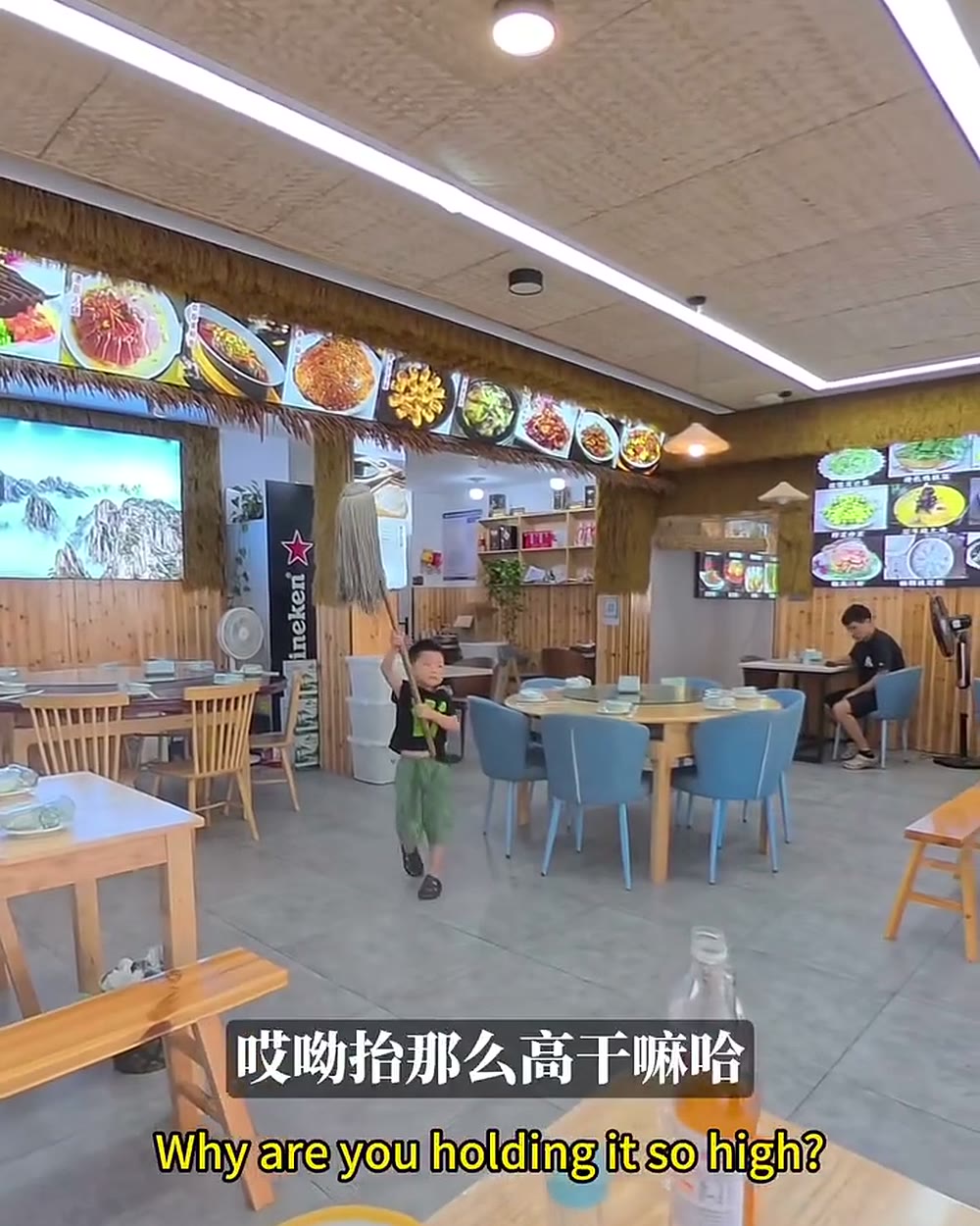 Menino ensina o ciclista a comer no restaurante da família na China