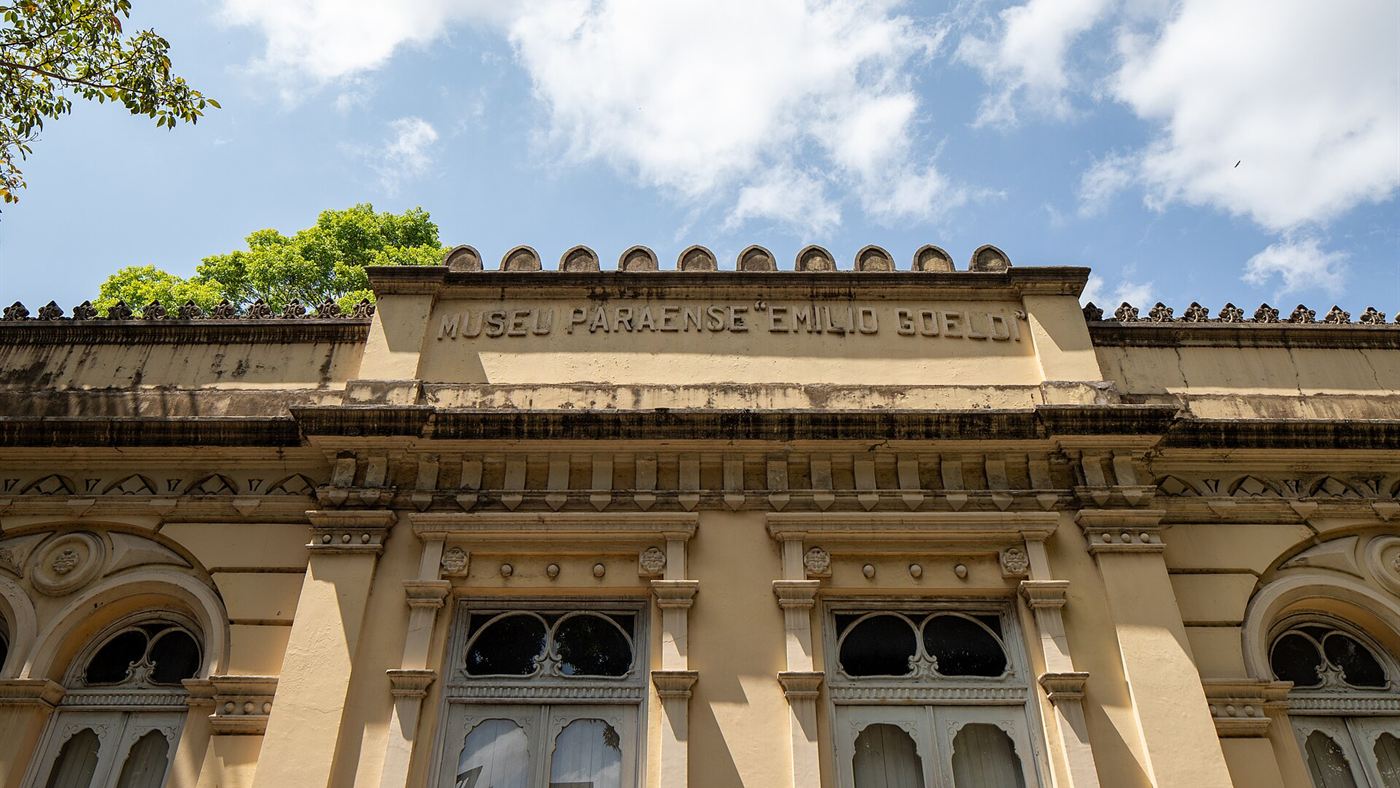 Detalhe do letreiro esculpido na fachada do Museu Paraense Emílio Goeldi, em Belém