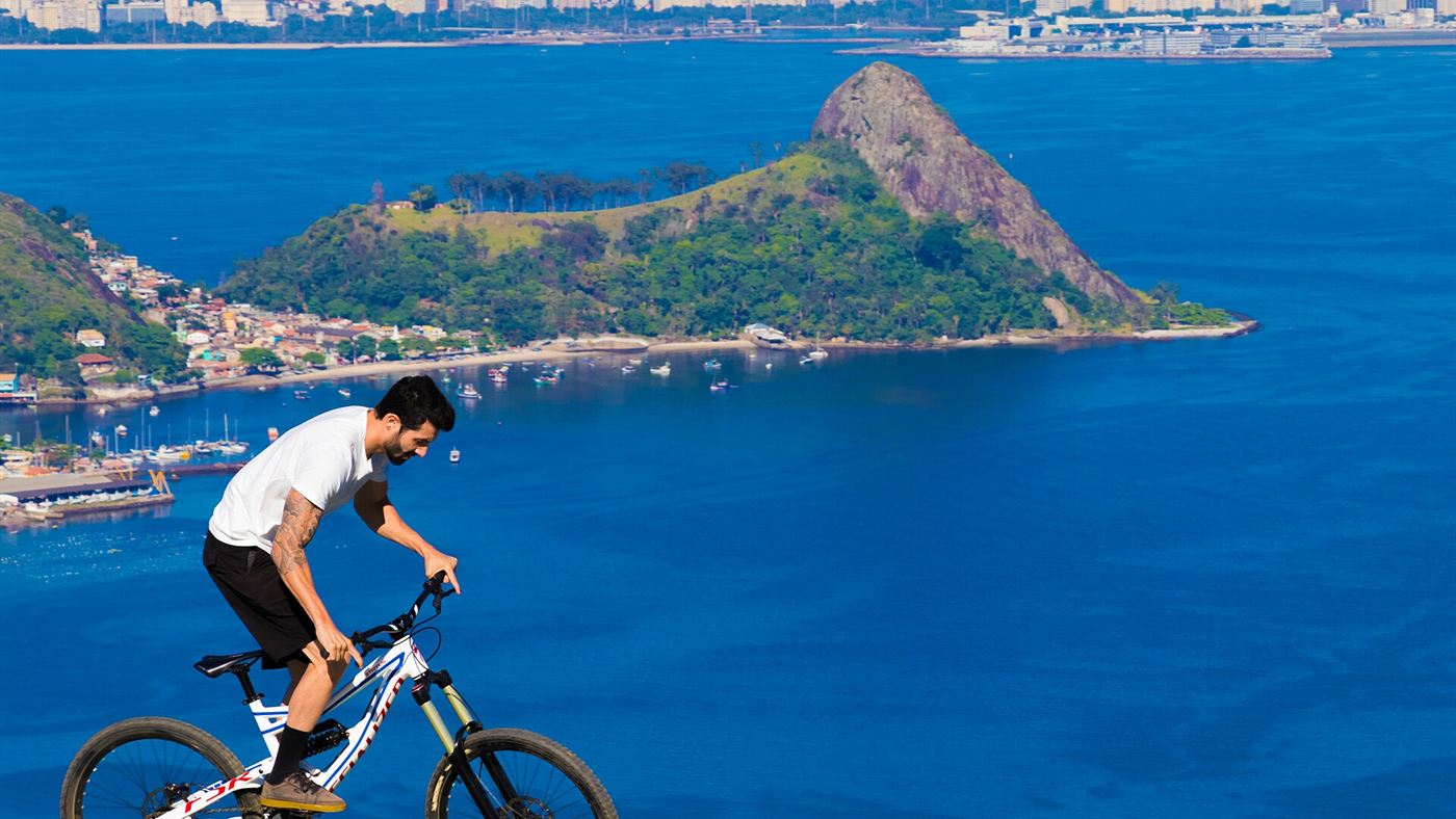 Niterói bicicleta ranking: niterói bicicleta: ciclista pedala em trilha com vista para a Baía de Guanabara e a Ilha da Boa Viagem