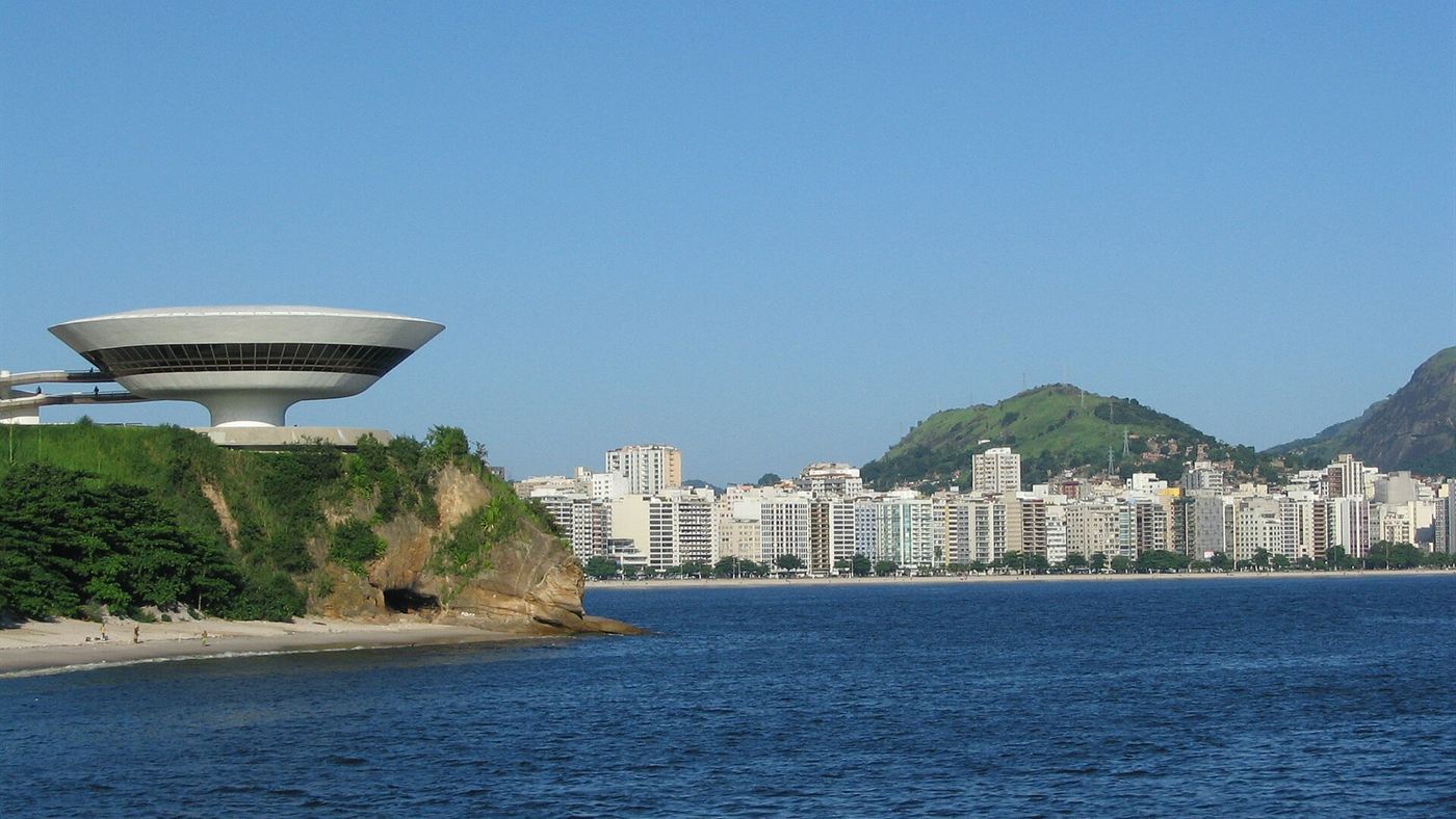 Niterói bicicleta: vista da orla da cidade com o Museu de Arte Contemporânea ao fundo