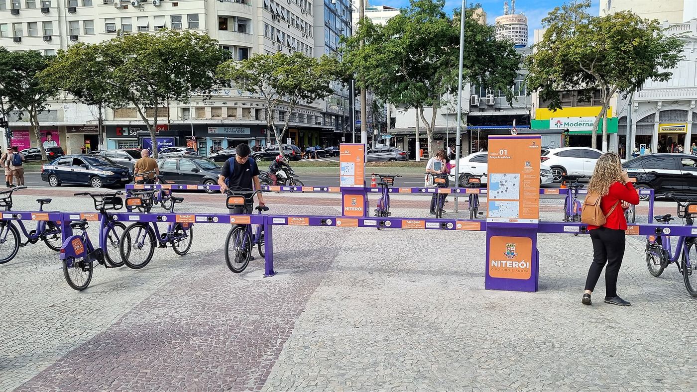 Niterói bicicleta: estação do NitBike na Praça Arariboia, no centro da cidade