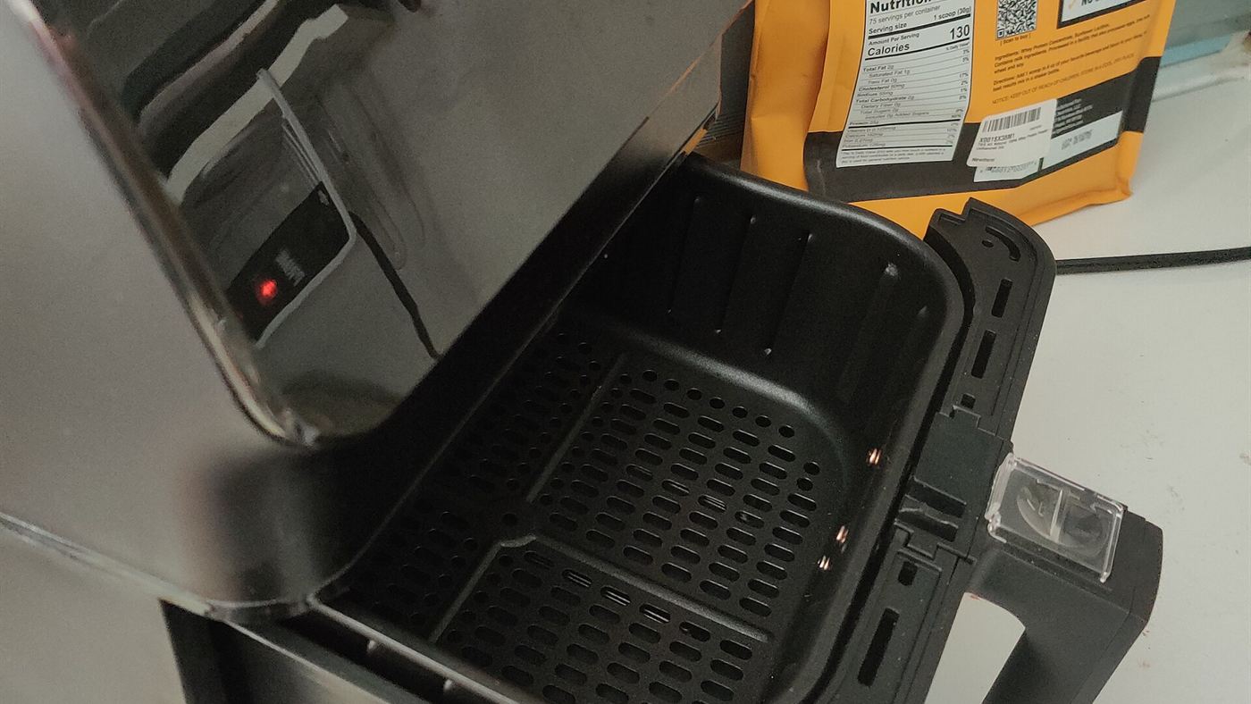 Cesto de air fryer aberto, equipamento usado para assar o nugget caseiro sem fritura em óleo