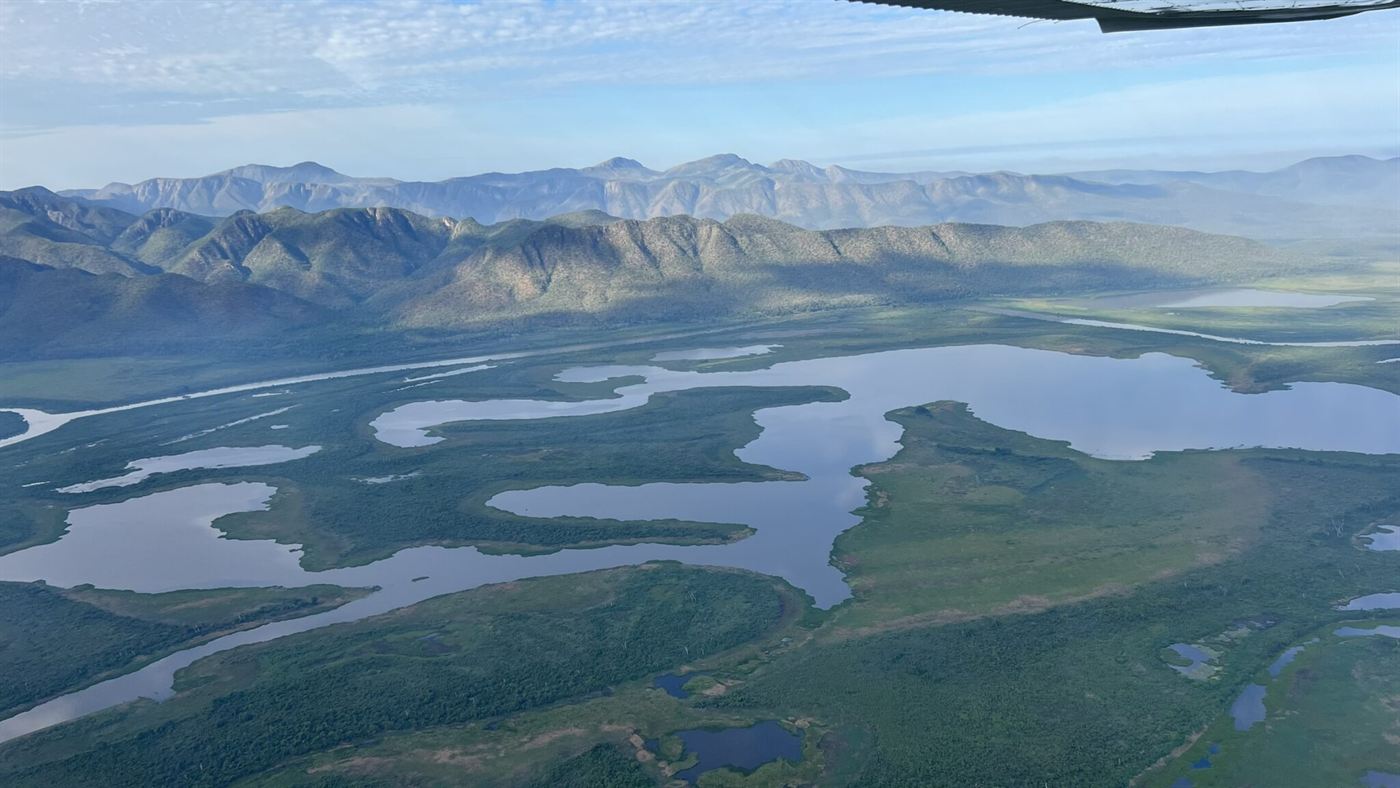 Vista aérea da Serra do Amolar, com montanhas e lagoas do Pantanal de Corumbá vistas de um pequeno avião