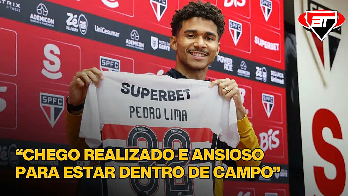 Pedro Lima sorri segurando a camisa 32 do São Paulo com o próprio nome estampado nas costas