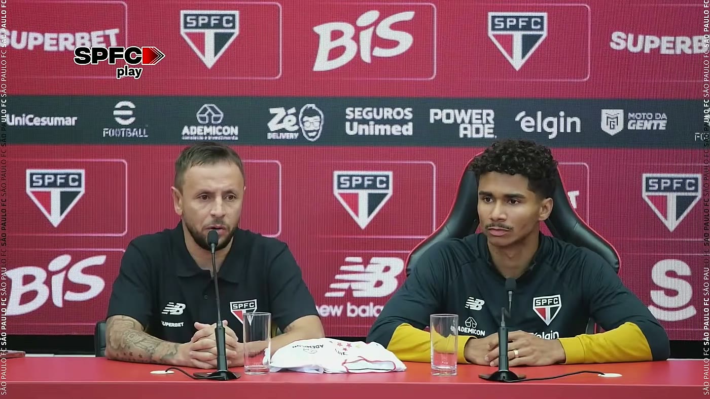 Pedro Lima ao lado de dirigente do São Paulo durante coletiva de apresentação no CT da Barra Funda