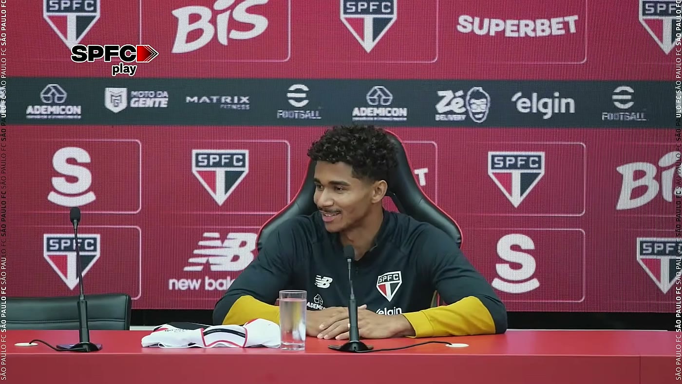Pedro Lima sorri durante entrevista coletiva de apresentação no São Paulo