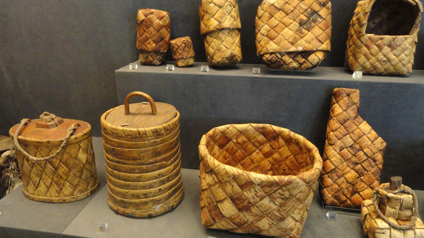 Recipientes de casca de bétula do acervo do Museu Nacional da Finlândia, do mesmo tipo usado para guardar a prata viking