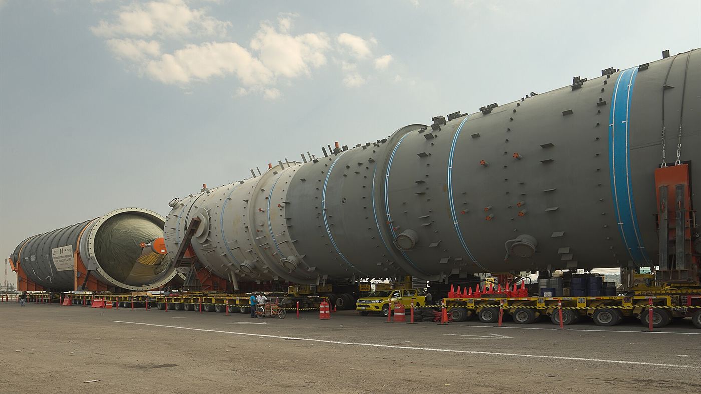 Método de refino de petróleo: torres de destilação de uma refinaria, o processo tradicional que a nova técnica quer substituir