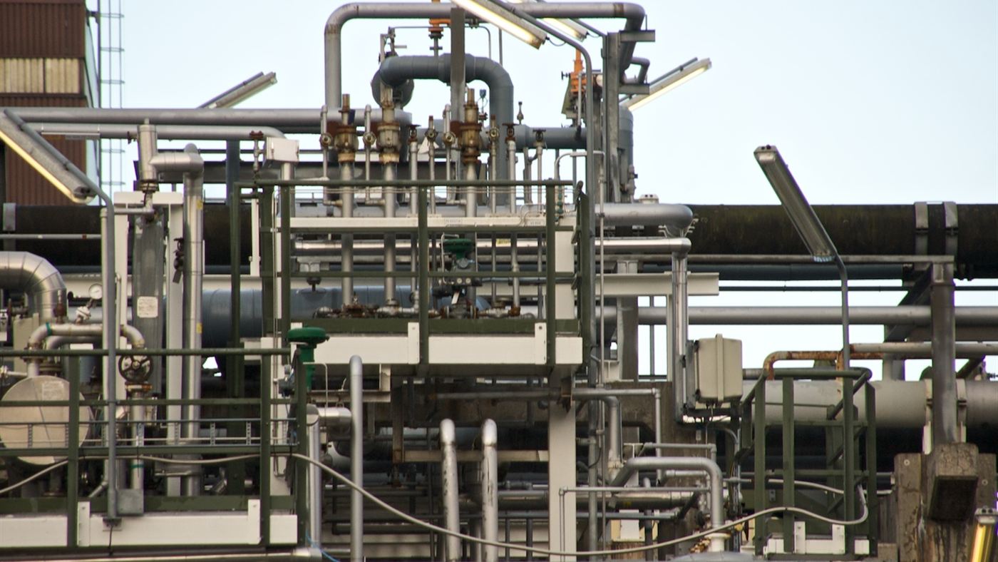 Tubulações de uma planta petroquímica, etapa industrial que consome energia no refino de petróleo
