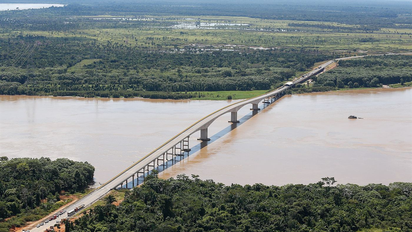 Vista aérea da ponte sobre o rio Madeira na BR-364, no distrito de Abunã, em Porto Velho