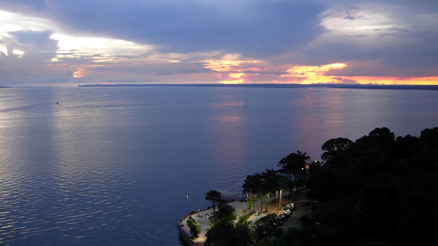 Vista do rio Negro ao entardecer, em Manaus, no Amazonas