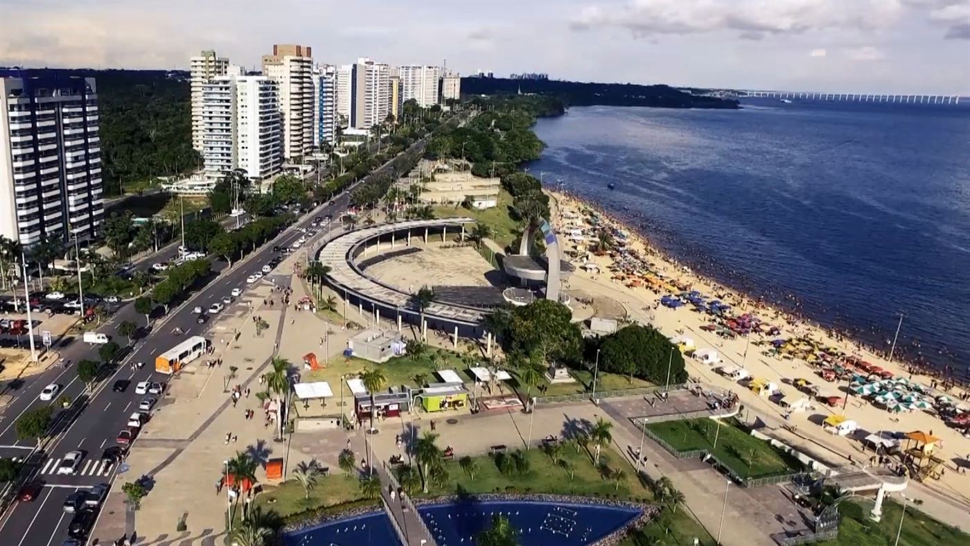 Vista aérea da praia da Ponta Negra, em Manaus, às margens do rio Negro, com a ponte ao fundo