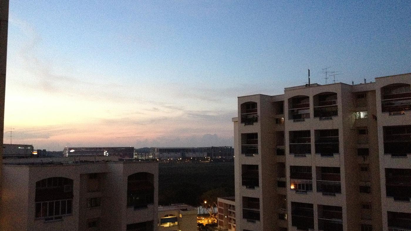 Ar-condicionado a noite toda não é hábito em Singapura: prédios residenciais de Singapura ao entardecer