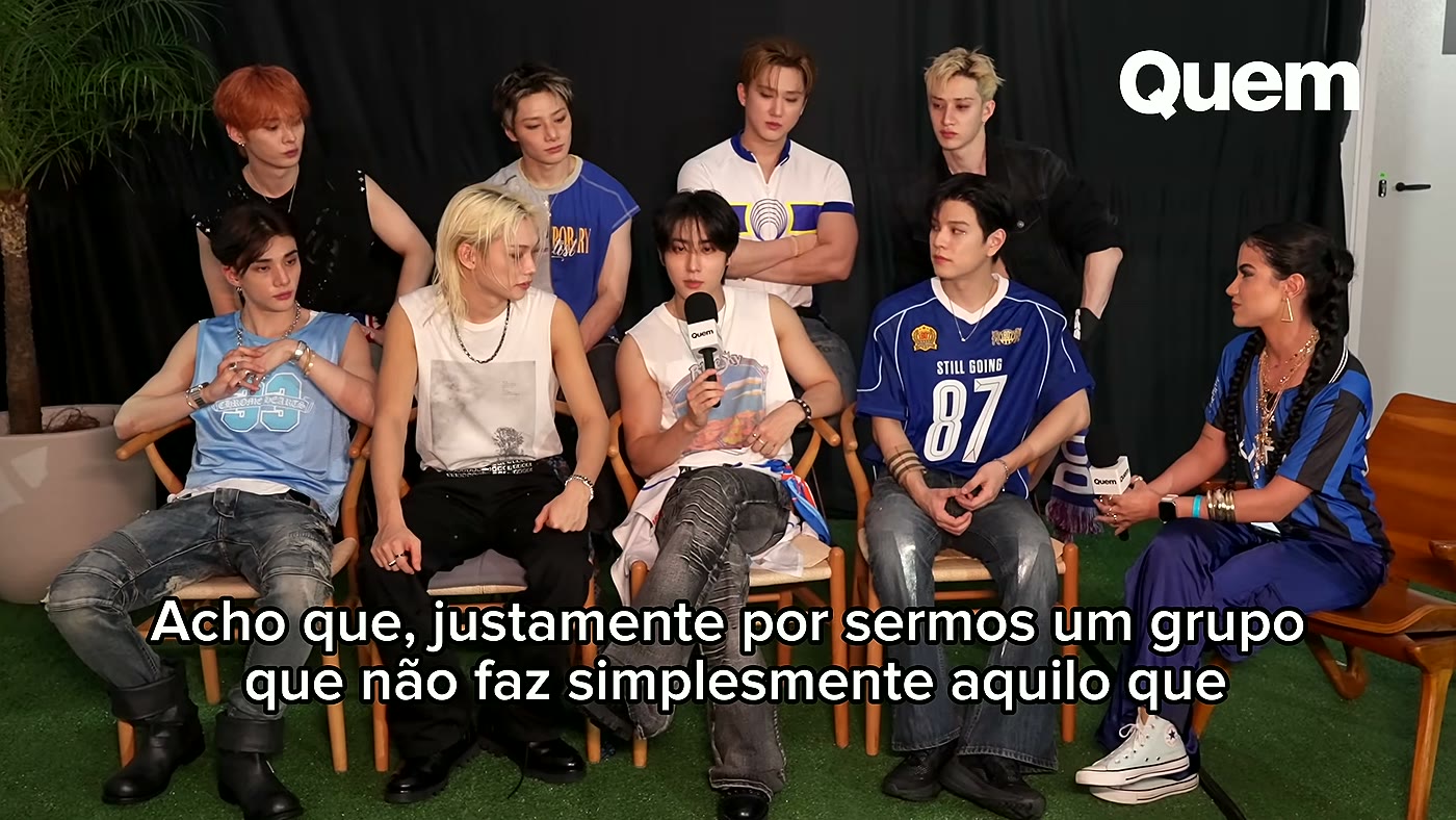 Stray Kids sentado em roda durante entrevista no camarim do Rock in Rio 2026