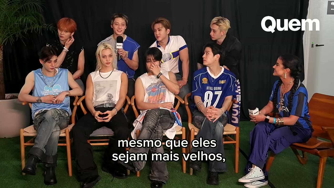 Integrantes do Stray Kids conversam com repórter da revista Quem no camarim do Rock in Rio