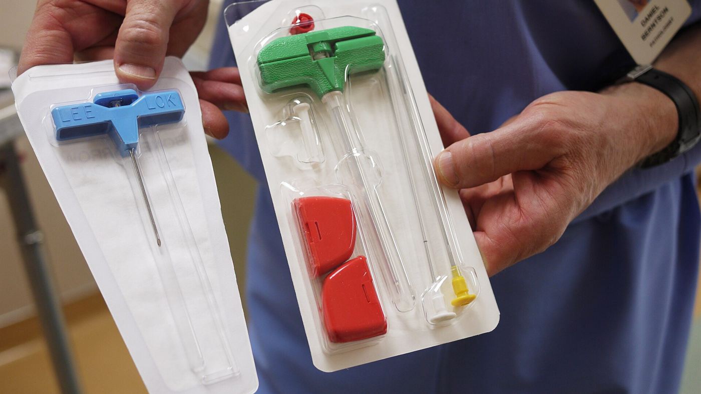 Médico segura kits de agulha usados na biópsia de medula óssea para diagnosticar mieloma