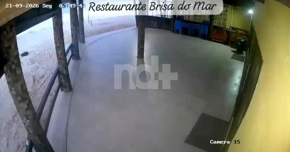 Água invade a área de um restaurante em imagens divulgadas pelo Agora Laguna.