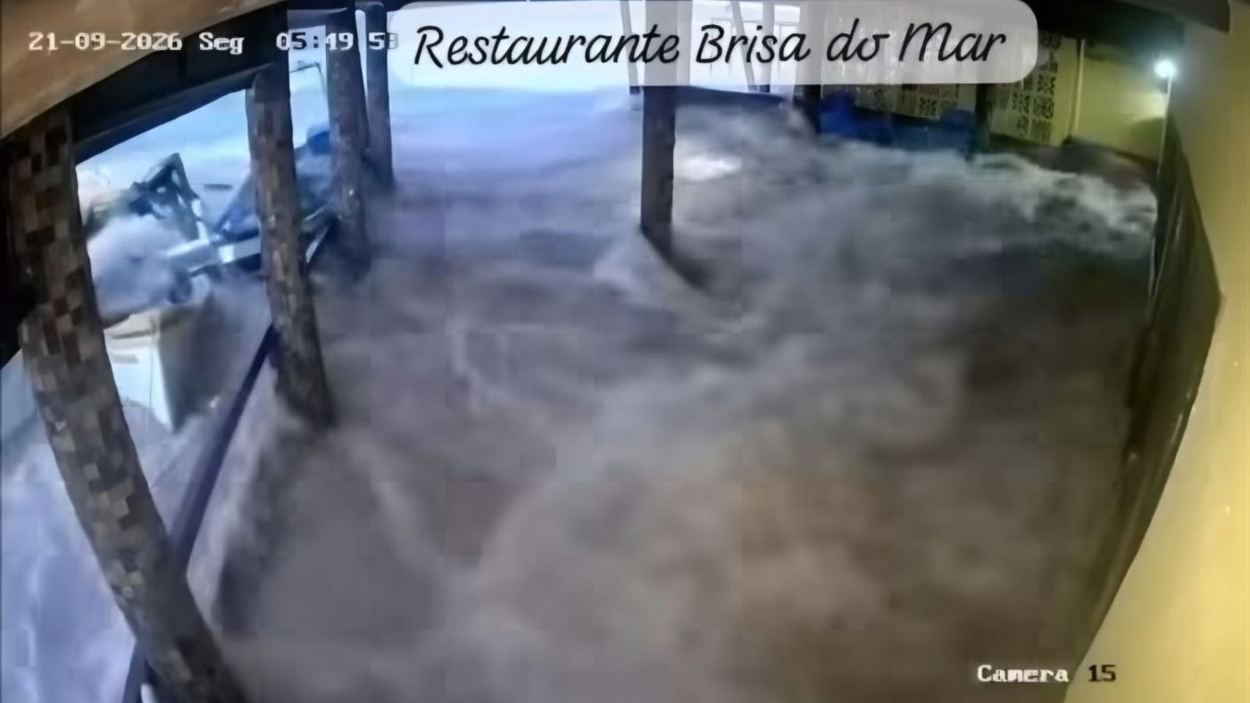 Câmera de segurança do Restaurante Brisa do Mar registra o tsunami meteorológico invadindo o salão na Praia do Cardoso, em Laguna (SC), na manhã de 21 de setembro de 2026