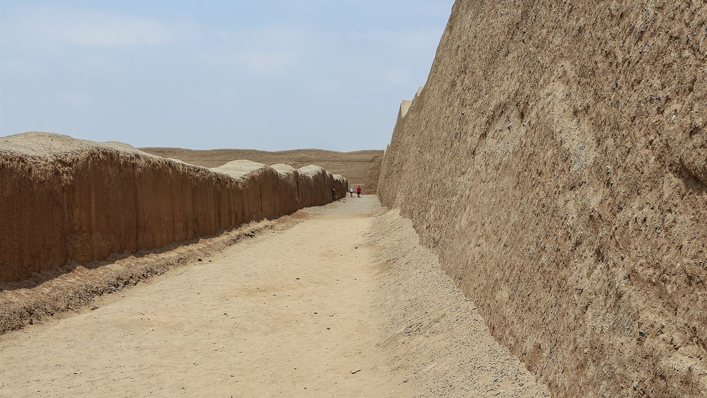 Tumba de 600 anos no Peru: corredor entre os muros de barro do complexo de Chan Chan, no norte do país