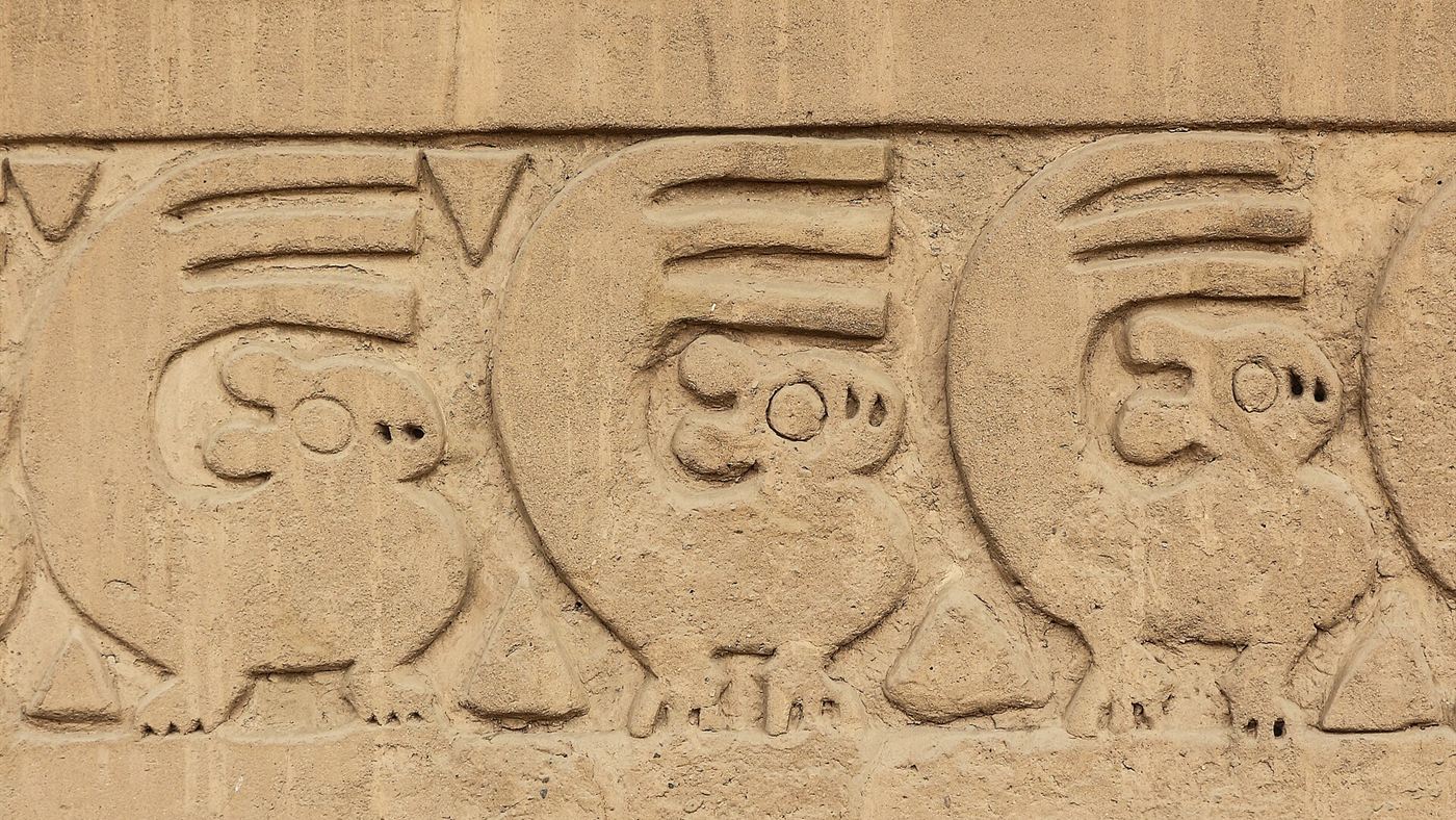 Relevo de barro esculpido nas paredes de Chan Chan, no Peru, com figuras de aves