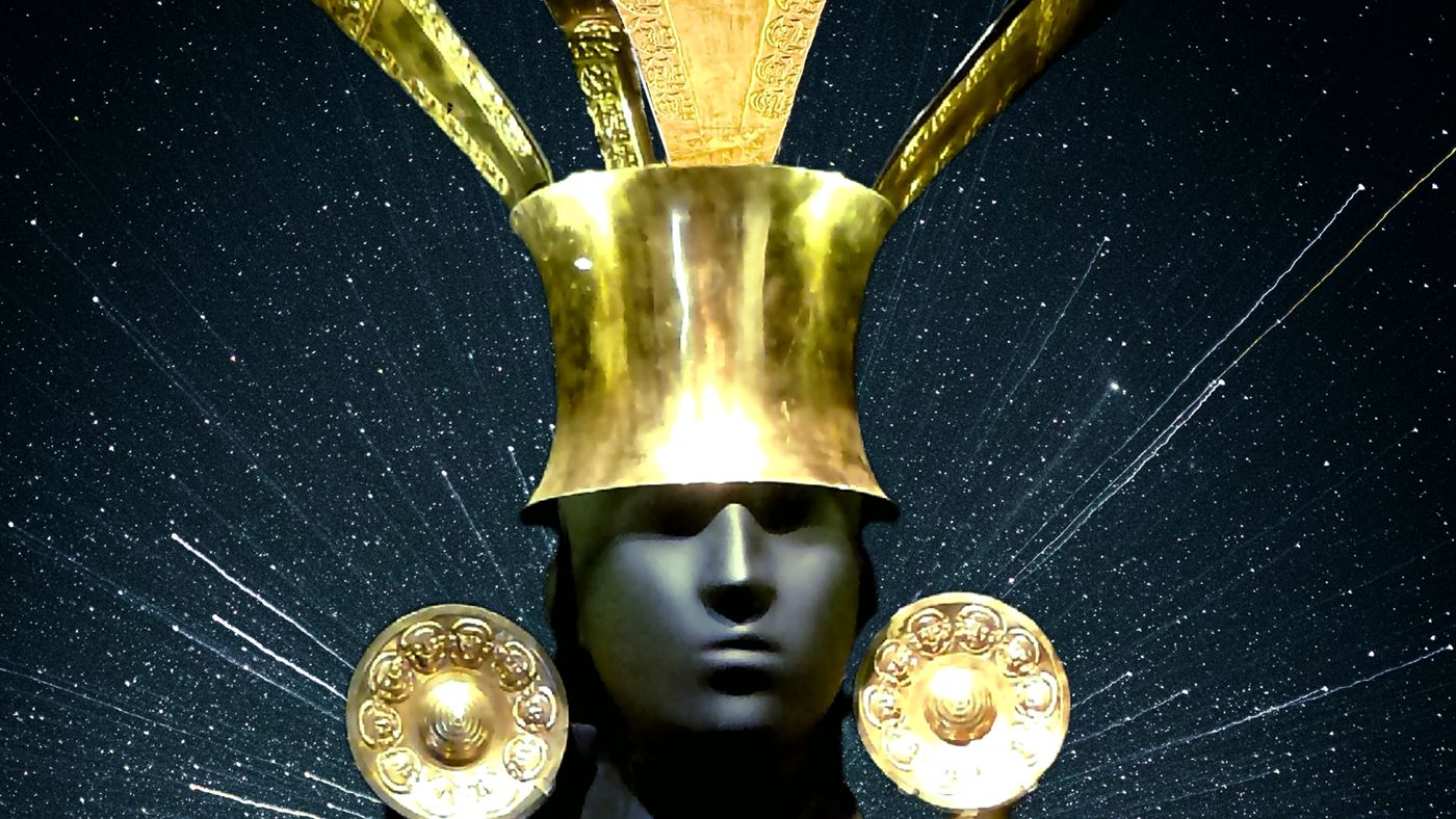 Ornamento de ouro do ajuar funerário chimu, semelhante ao encontrado na tumba de 600 anos no Peru